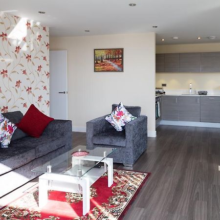 Contemporary & Homely Penthouse, 2 Mins Walk From Cambridge Station, Lift Access, Secured Gated On-Site Parking, Self Check-In, Super Fast Wifi, Terrace & Sleeps 6 Exterior photo