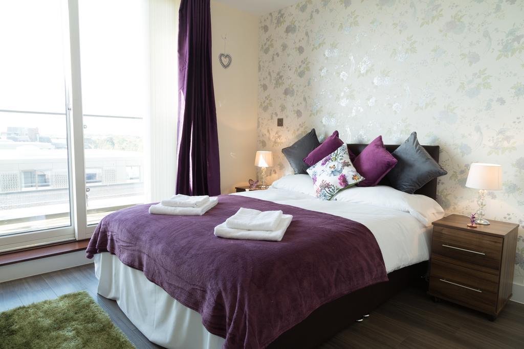 Contemporary & Homely Penthouse, 2 Mins Walk From Cambridge Station, Lift Access, Secured Gated On-Site Parking, Self Check-In, Super Fast Wifi, Terrace & Sleeps 6 Exterior photo
