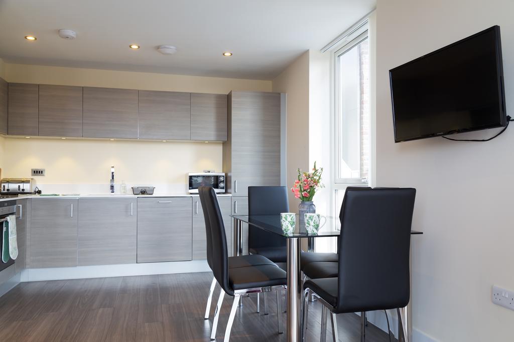 Contemporary & Homely Penthouse, 2 Mins Walk From Cambridge Station, Lift Access, Secured Gated On-Site Parking, Self Check-In, Super Fast Wifi, Terrace & Sleeps 6 Exterior photo