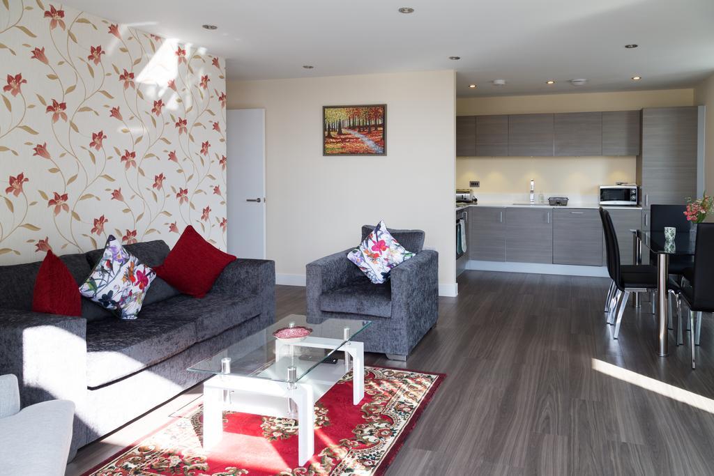 Contemporary & Homely Penthouse, 2 Mins Walk From Cambridge Station, Lift Access, Secured Gated On-Site Parking, Self Check-In, Super Fast Wifi, Terrace & Sleeps 6 Exterior photo