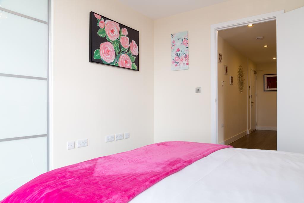 Contemporary & Homely Penthouse, 2 Mins Walk From Cambridge Station, Lift Access, Secured Gated On-Site Parking, Self Check-In, Super Fast Wifi, Terrace & Sleeps 6 Exterior photo