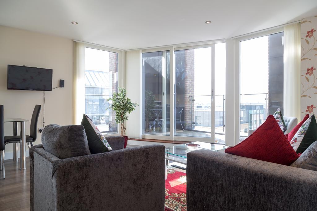 Contemporary & Homely Penthouse, 2 Mins Walk From Cambridge Station, Lift Access, Secured Gated On-Site Parking, Self Check-In, Super Fast Wifi, Terrace & Sleeps 6 Exterior photo