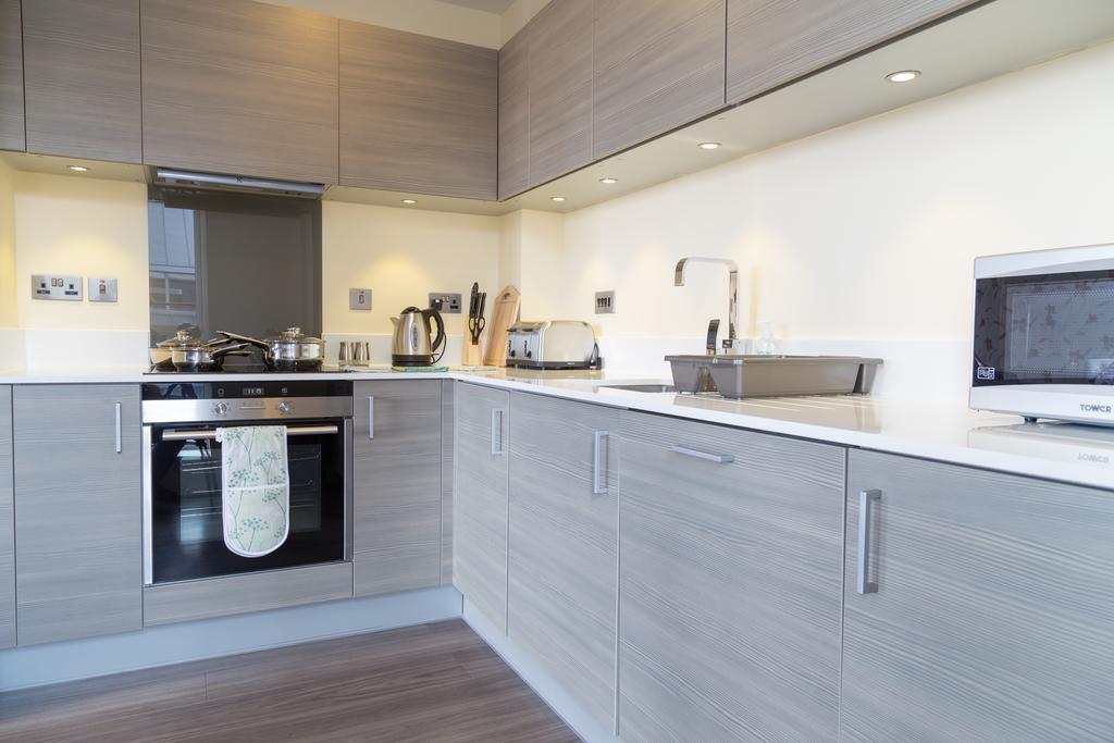 Contemporary & Homely Penthouse, 2 Mins Walk From Cambridge Station, Lift Access, Secured Gated On-Site Parking, Self Check-In, Super Fast Wifi, Terrace & Sleeps 6 Exterior photo