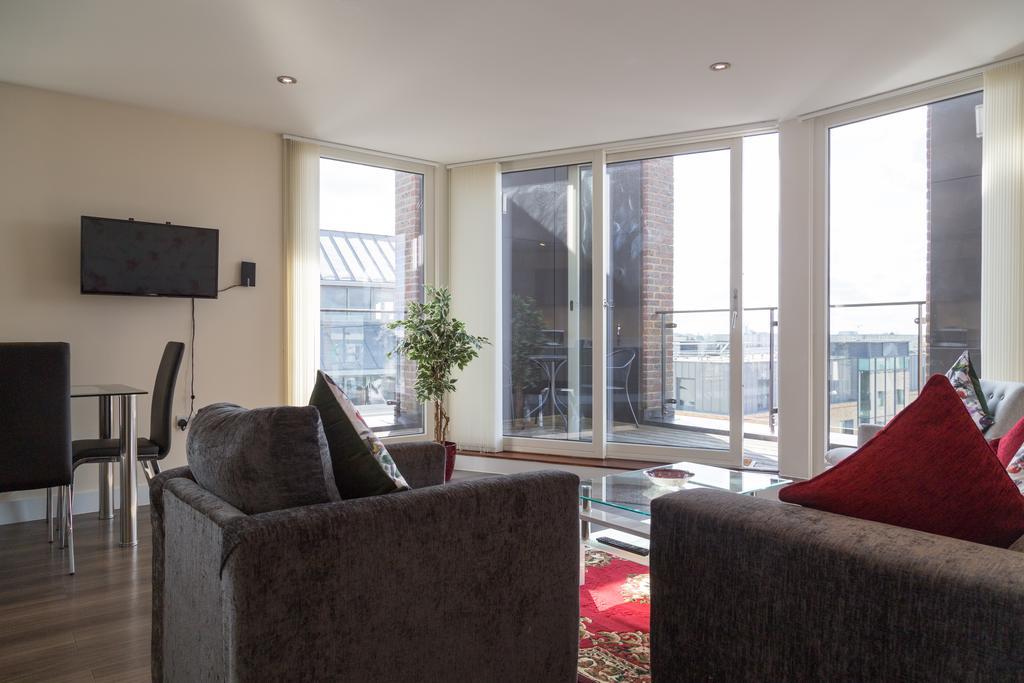 Contemporary & Homely Penthouse, 2 Mins Walk From Cambridge Station, Lift Access, Secured Gated On-Site Parking, Self Check-In, Super Fast Wifi, Terrace & Sleeps 6 Exterior photo