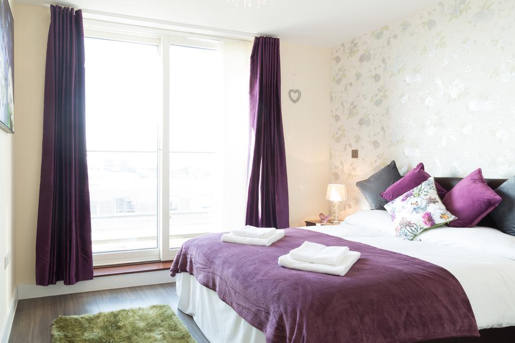 Contemporary & Homely Penthouse, 2 Mins Walk From Cambridge Station, Lift Access, Secured Gated On-Site Parking, Self Check-In, Super Fast Wifi, Terrace & Sleeps 6 Exterior photo