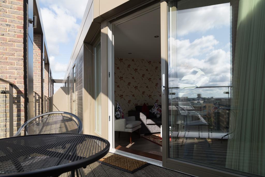 Contemporary & Homely Penthouse, 2 Mins Walk From Cambridge Station, Lift Access, Secured Gated On-Site Parking, Self Check-In, Super Fast Wifi, Terrace & Sleeps 6 Exterior photo