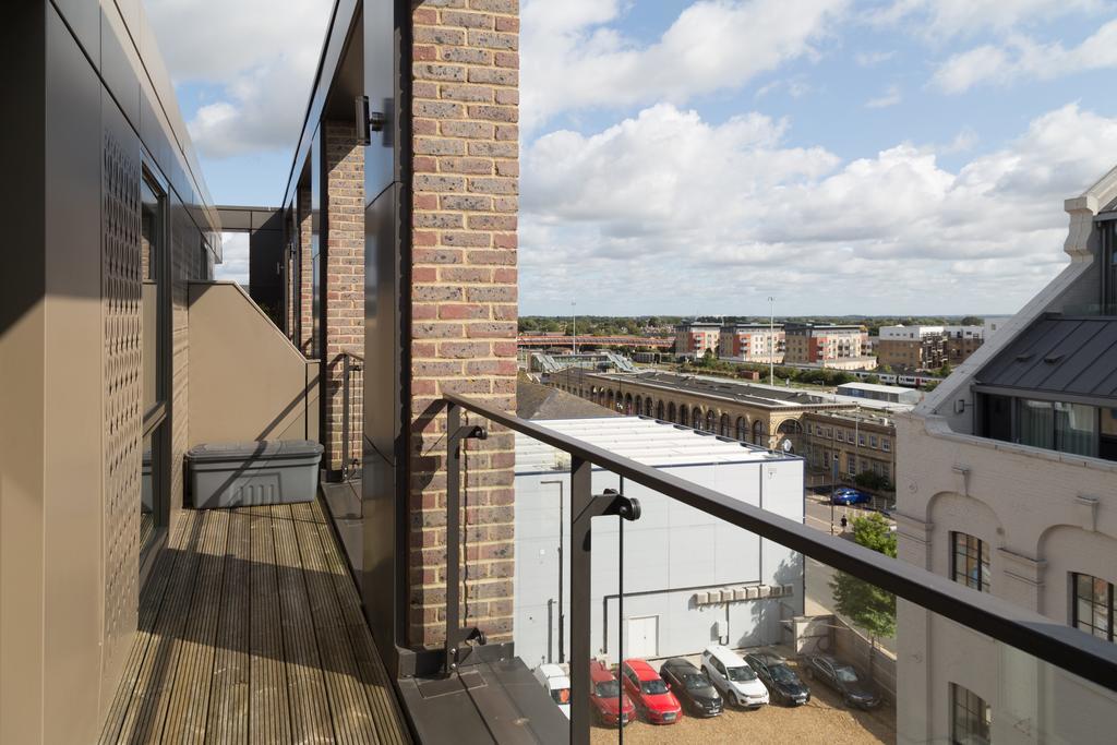 Contemporary & Homely Penthouse, 2 Mins Walk From Cambridge Station, Lift Access, Secured Gated On-Site Parking, Self Check-In, Super Fast Wifi, Terrace & Sleeps 6 Exterior photo