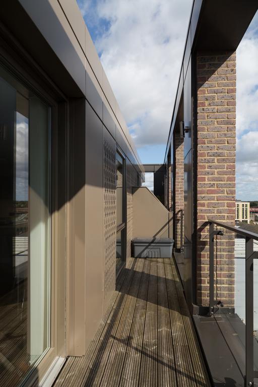 Contemporary & Homely Penthouse, 2 Mins Walk From Cambridge Station, Lift Access, Secured Gated On-Site Parking, Self Check-In, Super Fast Wifi, Terrace & Sleeps 6 Exterior photo