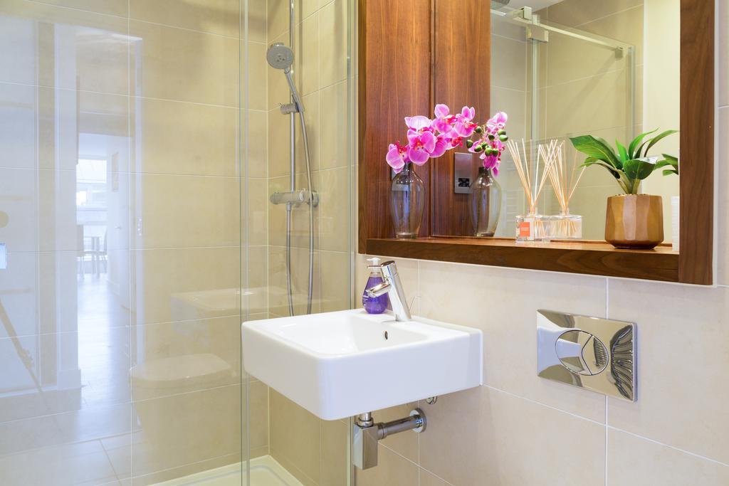 Contemporary & Homely Penthouse, 2 Mins Walk From Cambridge Station, Lift Access, Secured Gated On-Site Parking, Self Check-In, Super Fast Wifi, Terrace & Sleeps 6 Exterior photo