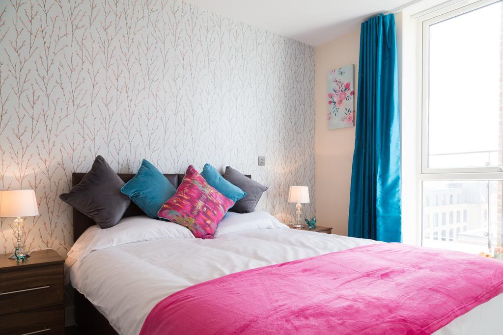 Contemporary & Homely Penthouse, 2 Mins Walk From Cambridge Station, Lift Access, Secured Gated On-Site Parking, Self Check-In, Super Fast Wifi, Terrace & Sleeps 6 Exterior photo