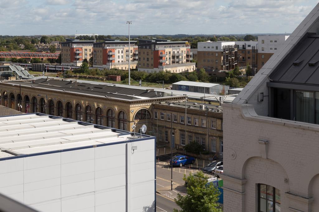Contemporary & Homely Penthouse, 2 Mins Walk From Cambridge Station, Lift Access, Secured Gated On-Site Parking, Self Check-In, Super Fast Wifi, Terrace & Sleeps 6 Exterior photo